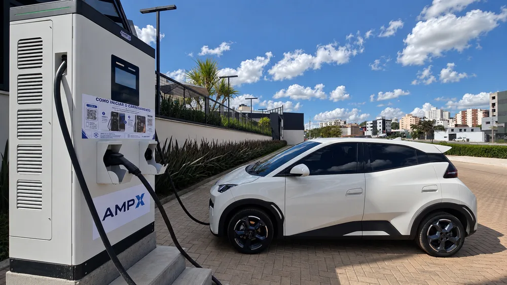 Eletroposto AMPX em operação, com um veículo elétrico carregando